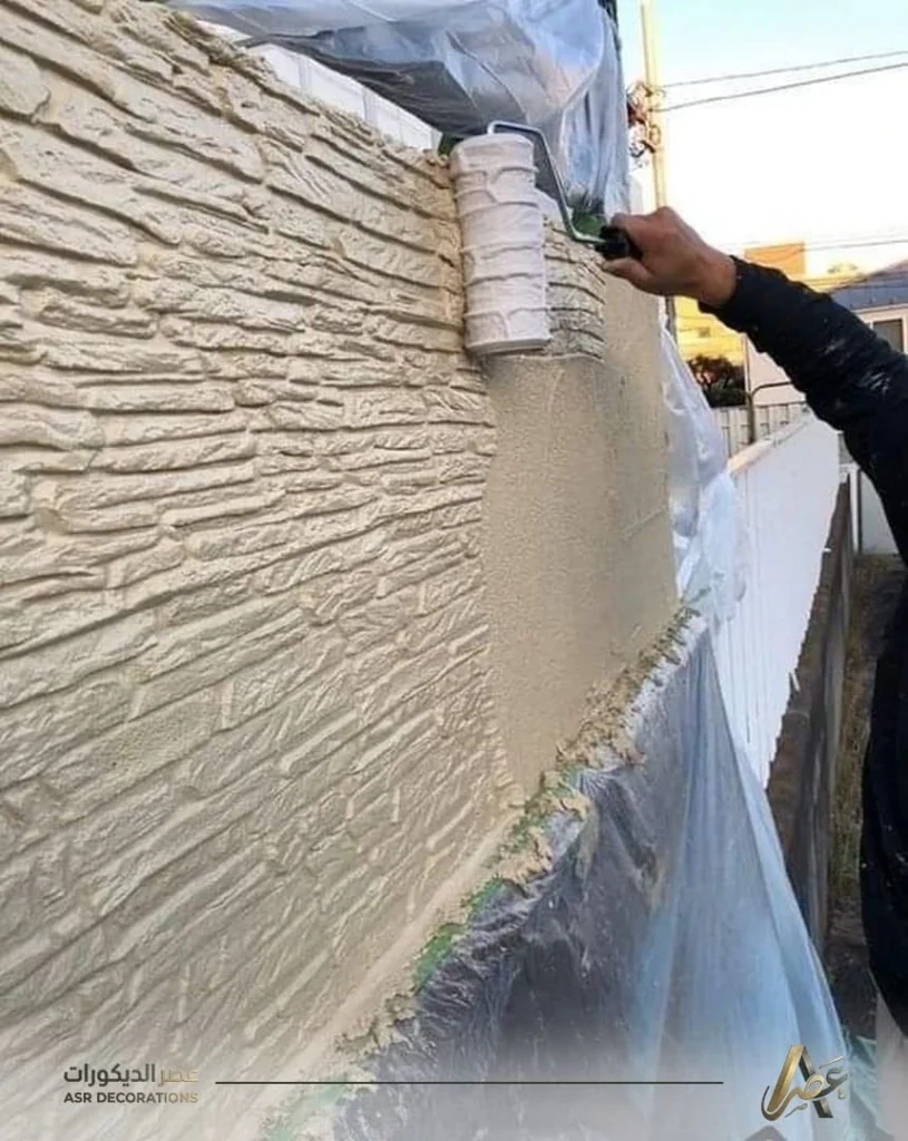 فني تركيب بديل الحجر في الشرقية